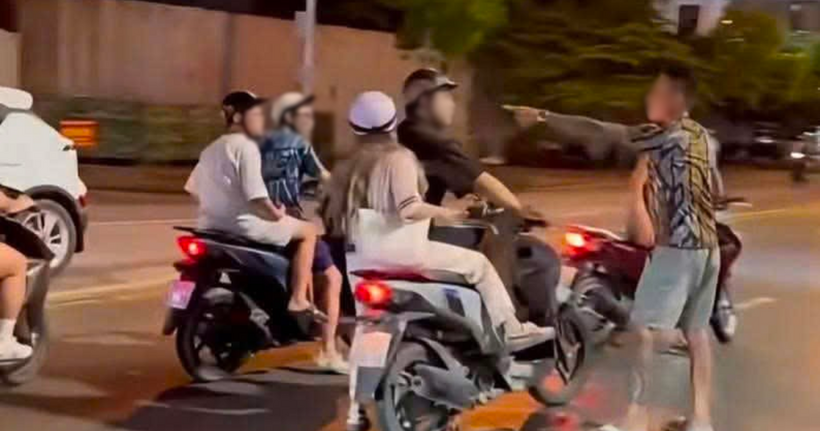 Hình ảnh người đàn ông xăm trổ lao vào hành hung nam thanh niên đi xe máy (Ảnh: Cắt từ clip).