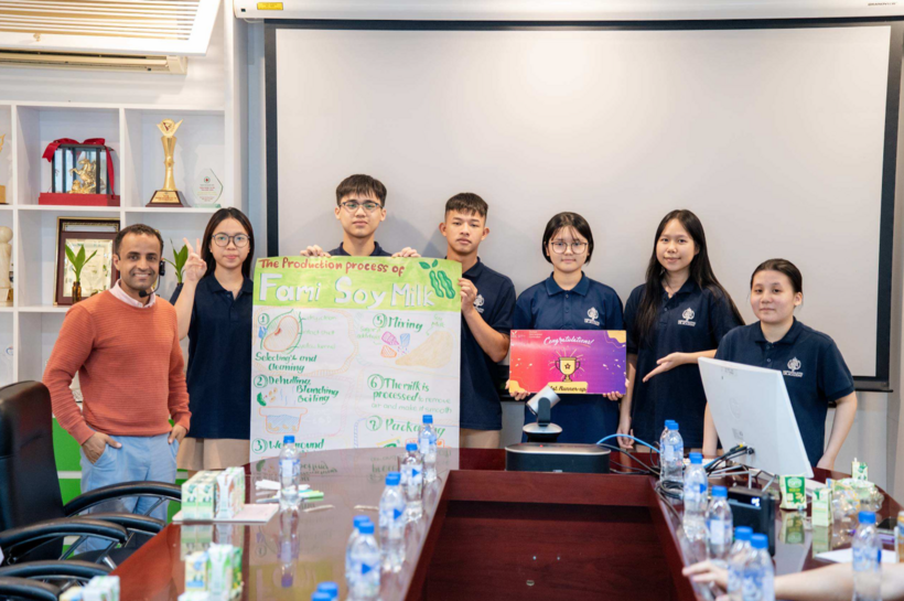 Hành trình trải nghiệm “từ lớp học đến nhà máy” của học sinh trường Quốc Tế IEC tại Vinasoy. Nguồn ảnh DNCC