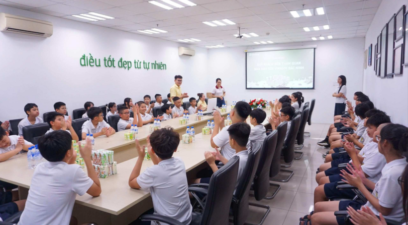 Theo bước học sinh Trường Phổ thông Quốc tế Kinh Bắc khám phá Vinasoy Bắc Ninh. Nguồn ảnh DNCC