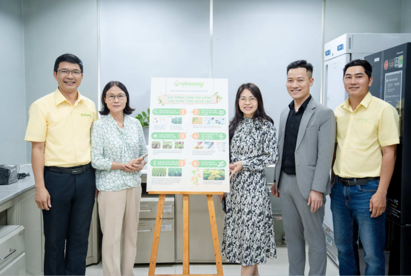 Đoàn chuyên gia Cục Trồng trọt và Bảo vệ thực vật tham quan nhà máy Vinasoy. Nguồn ảnh DNCC