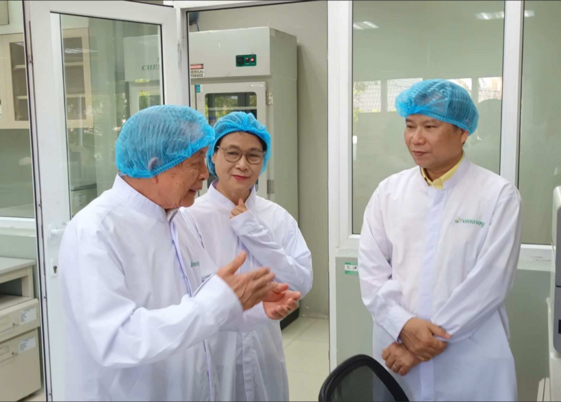 GS.TSKH.VS. Trần Đình Long - Chủ tịch Hội Giống cây trồng Việt Nam “thăm nhà” Vinasoy. Nguồn ảnh DNCC