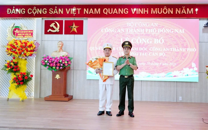 Thiếu tướng Nguyễn Đức Hải, Ủy viên Ban Thường vụ Thành ủy, Bí thư Đảng ủy, Giám đốc Công an TP Đồng Nai, trao quyết định và chúc mừng Đại tá Nguyễn Văn Võ giữ chức vụ Trưởng Phòng Cảnh sát giao thông - Ảnh: Công an Đồng Nai