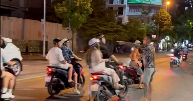 Hình ảnh người đàn ông xăm trổ lao vào hành hung nam thanh niên đi xe máy (Ảnh: Cắt từ clip).