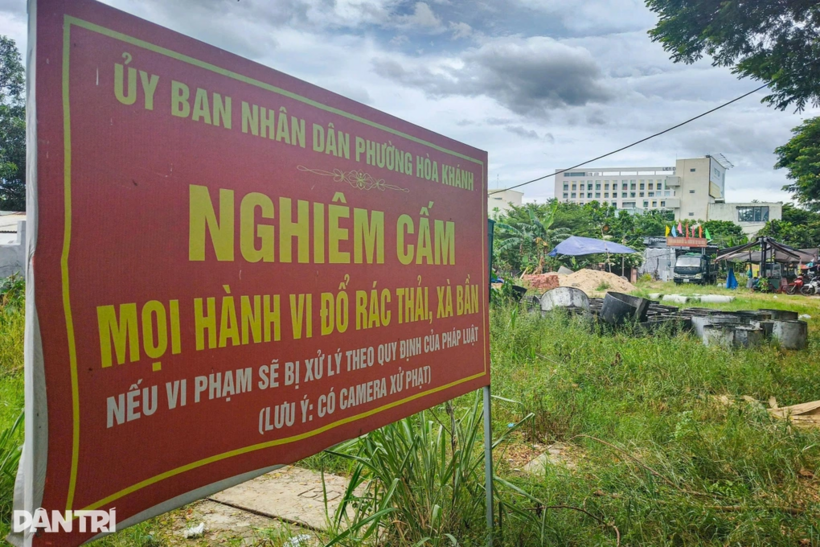 Phường Hòa Khánh lắp đặt các biển cảnh báo và camera tại các điểm nóng về đổ rác sai quy định (Ảnh: Hoài Sơn).