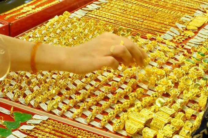 Giá vàng nhẫn 9999 hiện còn cao hơn giá vàng thế giới 3 triệu đồng/lượng (Ảnh: NHUNG NGUYỄN)