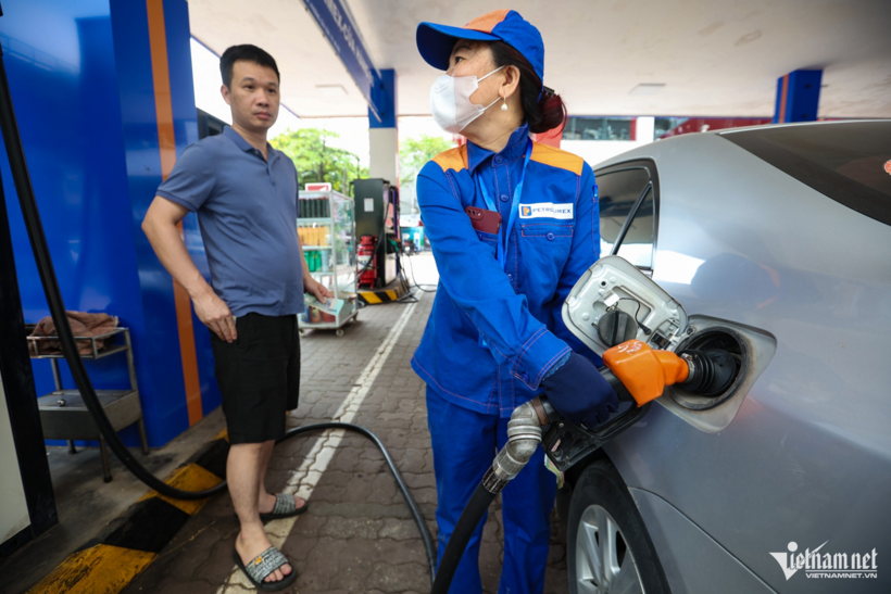 Giá xăng dầu trong nước sẽ được điều chỉnh vào chiều nay. Ảnh: Thạch Thảo/Vietnamnet