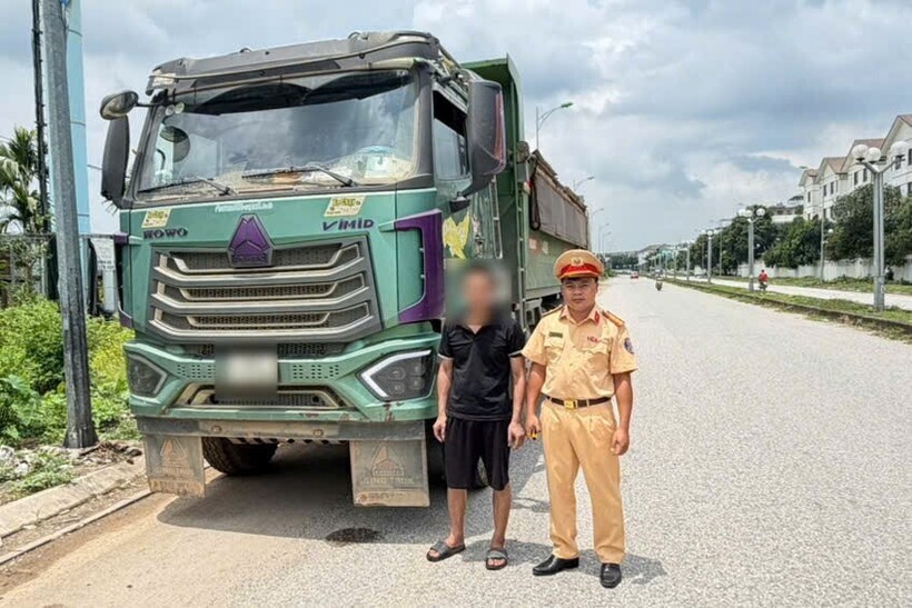 CSGT làm việc với tài xế xe tải.