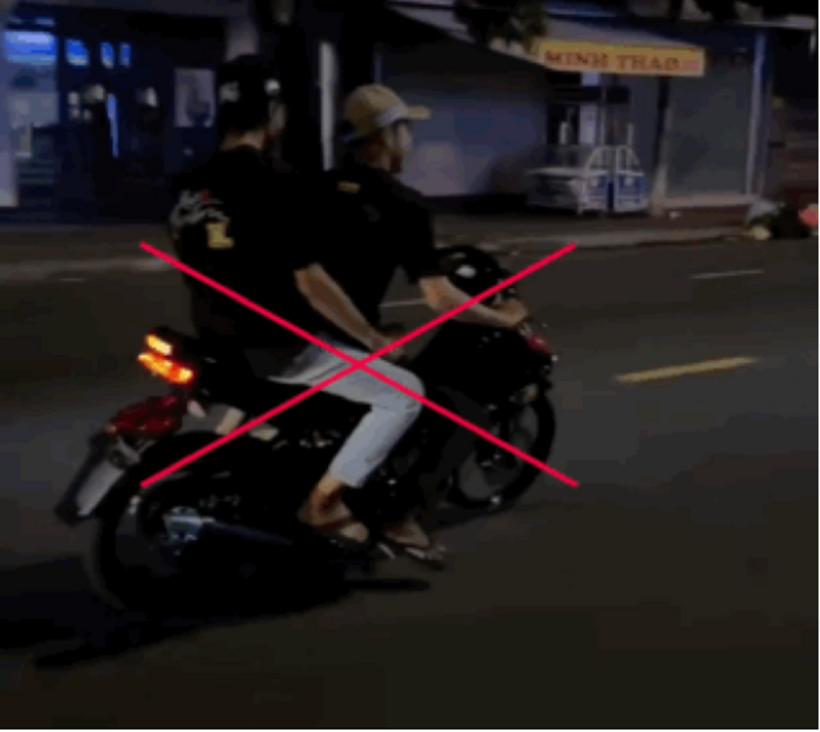 Xác minh clip 2 thanh niên đi xe máy không biển số, nẹt pô tóe lửa và lạng lách trên đường. Ảnh: Người dân cung cấp/ Theo báo Lao động.
