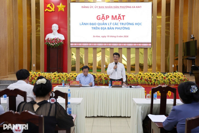 Lãnh đạo Đảng ủy, UBND phường Ea Kao tổ chức gặp mặt lãnh đạo các trường học để lắng nghe tâm tư, nguyện vọng. Ảnh: Thuý Hằng/Dân trí