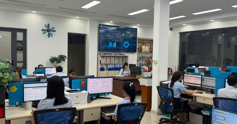 Tập thể lãnh đạo, viên chức và đội ngũ nhân viên kỹ thuật của Trung tâm đã chủ động nghiên cứu, thiết kế và phát triển Dashboard ROSIAI IOC trên cơ sở nhu cầu thực tế của hoạt động quản lý, điều hành. (Ảnh: Cục Đăng ký giao dịch bảo đảm và Bồi thường Nhà nước)