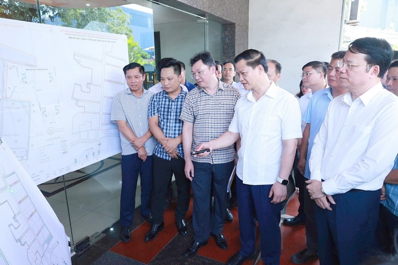 Ông Vương Quốc Tuấn, Ủy viên Ban Chấp hành Trung ương Đảng, Phó Bí thư Tỉnh ủy, Chủ tịch UBND tỉnh Thái Nguyên cùng đoàn công tác khảo sát tình hình thực tế Cụm công nghiệp số 3 cảng Đa Phúc. Ảnh: Cổng thông tin điện tử tỉnh Thái Nguyên