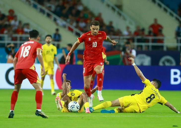 Việt Nam (áo đỏ) là đối thủ của Thái Lan trong trận chung kết ASEAN Cup 2026 - Ảnh: NGUYỄN KHÁNH.