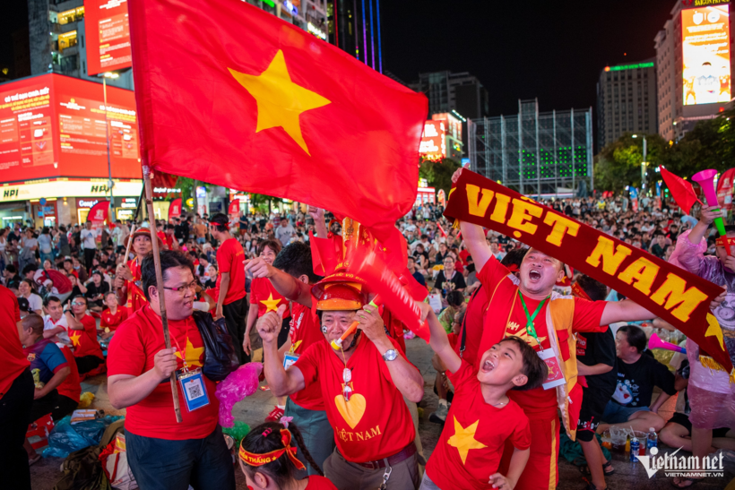 Tối 19/8, hàng ngàn người hâm mộ tại phố đi bộ Nguyễn Huệ (phường Sài Gòn, TPHCM) vỡ òa, hò reo khi đội tuyển Việt Nam chính thức giành vé vào chung kết ASEAN Cup 2026.