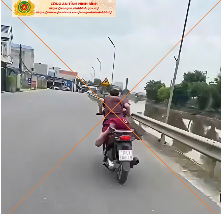 Hình ảnh Phạm Tuấn Anh không đội mũ bảo hiểm, nằm sấp trên yên, điều khiển xe mô tô tham gia giao thông. Ảnh Công an tỉnh Ninh Bình.
