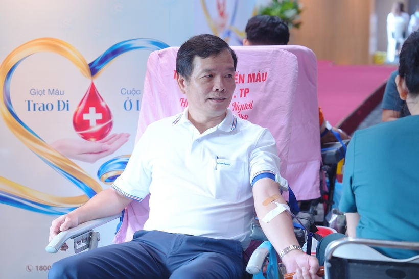 Ông Hà Văn Trung - PTGĐ Thường trực, hưởng ứng chương trình hiến máu lần thứ 14 của Ngân hàng