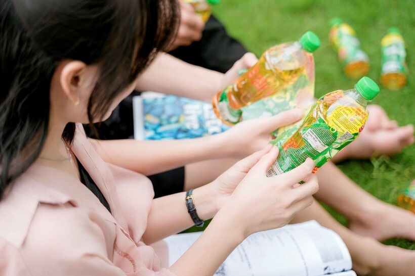 Tại nhiều quán nước ven đường, chuyện vừa uống nước vừa nhập mã thử vận may đang dần trở nên quen thuộc trong mùa hè này.