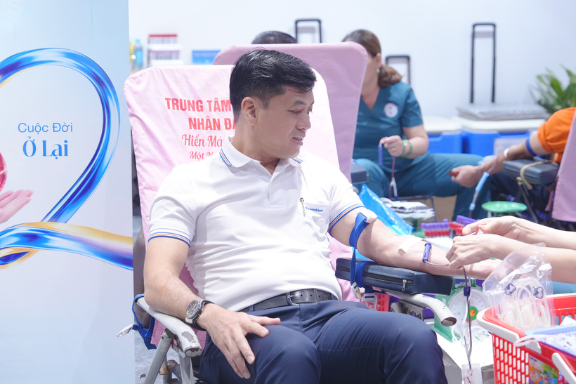 Phó TGĐ Lê Đức Thịnh cùng chung tay sẻ chia giọt hồng, lan tỏa nghĩa cử nhân văn của Người SACOMBANK