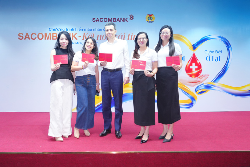 TGĐ Loic Faussier và PTGĐ Nguyễn Thị Kiều Anh hưởng ứng chương trình cùng CBNV ngân hàng