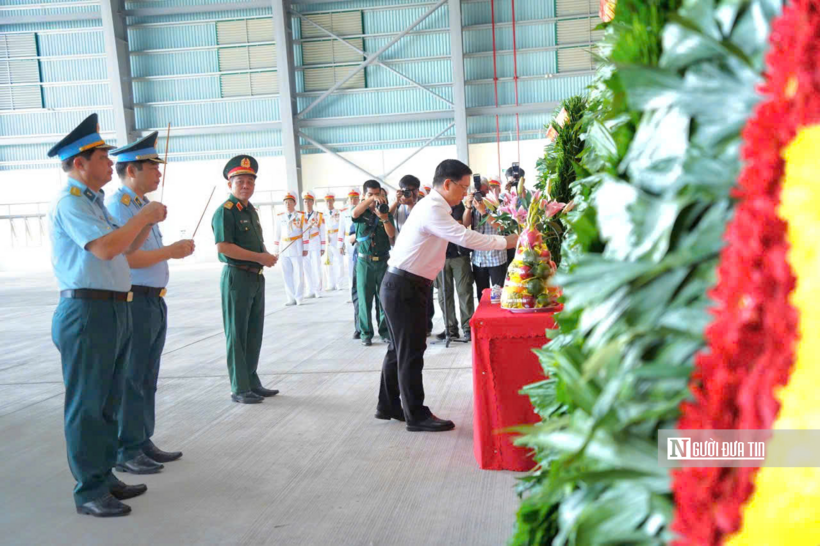 Lãnh đạo, đại biểu thực hiện nghi thức dâng hương, dâng hoa.