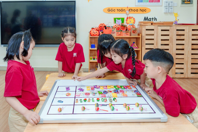 Giáo viên không làm hộ hay biến mọi khoảnh khắc thành một bài giảng. Trẻ sẽ có cơ hội tự nghĩ, tự thử và tự tìm cách giải quyết. Nguồn ảnh Vinschool