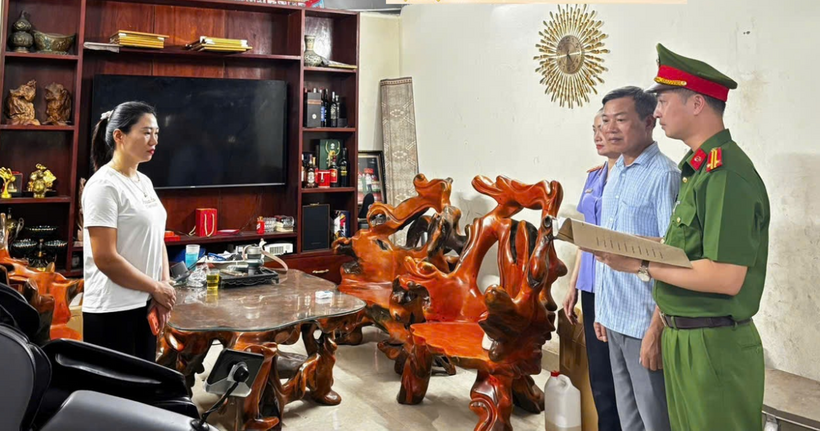 Cơ quan Cảnh sát điều tra Công an tỉnh Ninh Bình thi hành Lệnh khám xét chỗ ở, nơi làm việc đối với Trần Thị Nga (áo trắng). (Ảnh: Công an Ninh Bình)