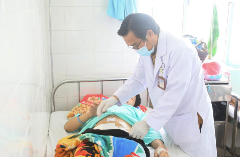 Bác sĩ tiến hành thăm khám, theo dõi tình trạng bệnh nhân sau phẫu thuật. Ảnh: Bệnh viện Đa khoa Long An