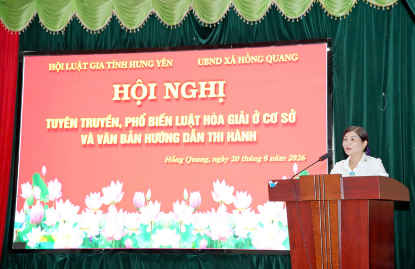 Bà Phạm Thị Liễu Lập - Phó Chủ tịch Hội Luật gia tỉnh Hưng Yên giới thiệu những nội dung cơ bản của Luật Hòa giải ở cơ sở.