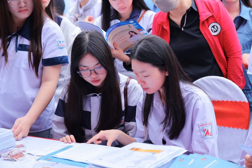 Thí sinh tìm hiểu thông tin tuyển sinh đại học 2026. Ảnh: Tiền phong