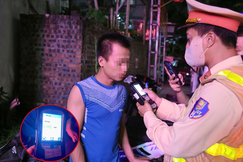 Trường hợp vi phạm nồng độ cồn, lao cả xe máy lên hè để chạy nhưng không thành. Ảnh CACC.