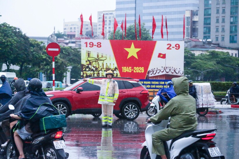 CSGT làm nhiệm vụ trong con mưa lớn, chiều 21/8. Ảnh CACC.