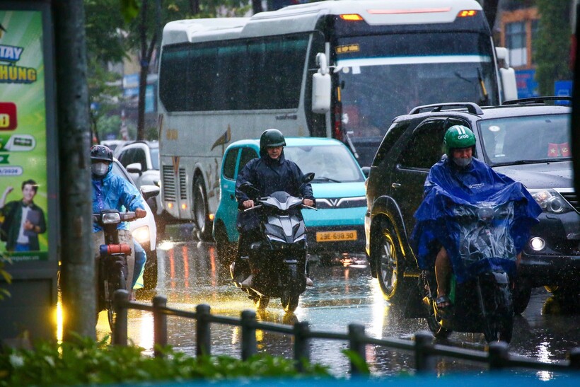 Do mưa lớn, mật độ phương tiện tăng nhanh trên các tuyến chính. Ảnh CACC.