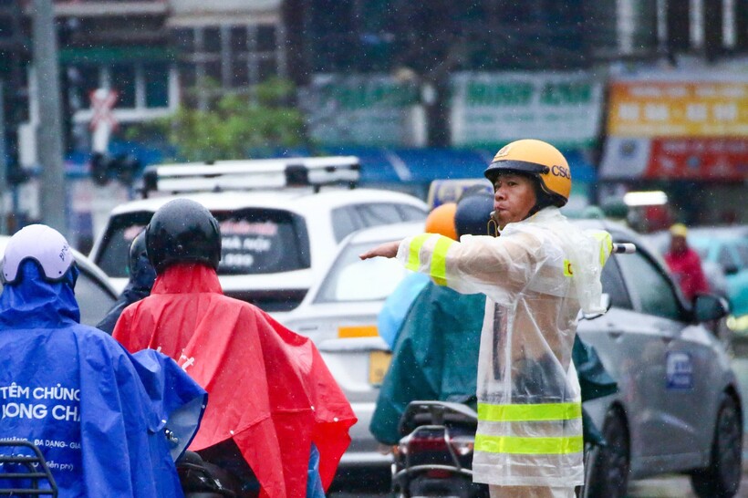 CSGT chủ động điều tiết tại các nút giao. Ảnh CACC.