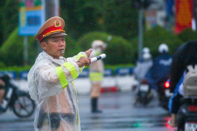 Đội CSGT đường bộ số 3 và Công an phường phân luồng giao thông tại ngã 5 Ô Chợ Dừa. Ảnh CACC.