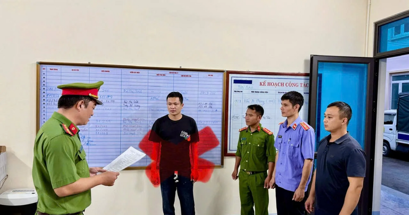 Cơ quan Cảnh sát điều tra tống đạt các quyết định khởi tố bị can đối với Phạm Hoàng Hà. (Ảnh: Công an tỉnh Lai Châu)