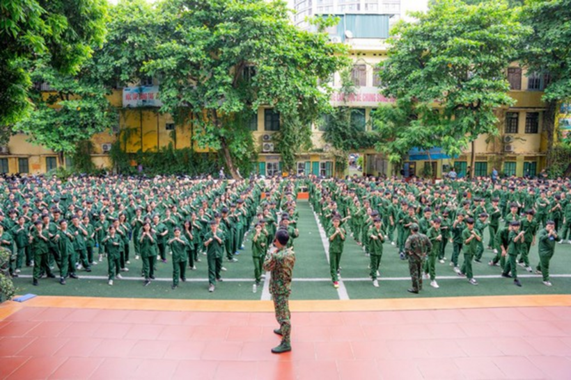 Các cơ sở giáo dục triển khai môn học GDQPAN phù hợp với từng cấp học (Ảnh: Trường THPT Huỳnh Thúc Kháng ở Thanh Xuân, Hà Nội).
