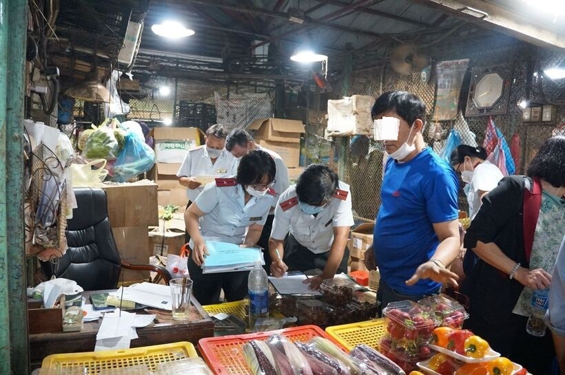 Thực tế cho thấy điểm yếu trong việc kiểm soát an toàn thực phẩm nằm ở khâu phòng ngừa và phát hiện sớm. Ảnh: Đoàn kiểm tra an toàn thực phẩm kiểm tra tại chợ đầu mối nông sản Thủ Đức, TP Hồ Chí Minh/Báo Tin tức
