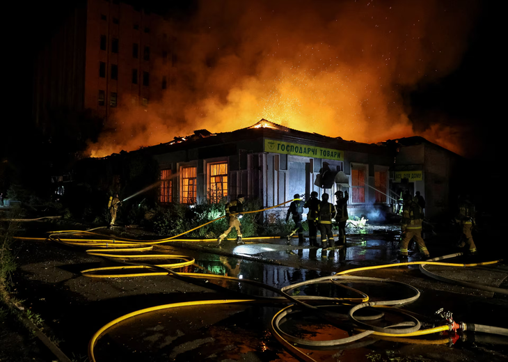 Hiện trường tên lửa Nga tấn công ở Kiev, Ukraine, ngày 20/8. Ảnh: Reuters