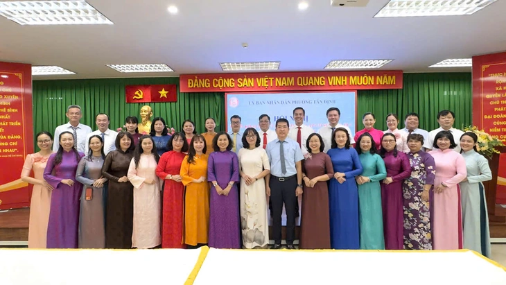 Lãnh đạo phường Tân Định (quận 1 cũ), TP.HCM và các cán bộ quản lý giáo dục tại hội nghị triển khai quyết định sắp xếp trường học - Ảnh: UBND phường cung cấp./ Theo Tuổi trẻ.