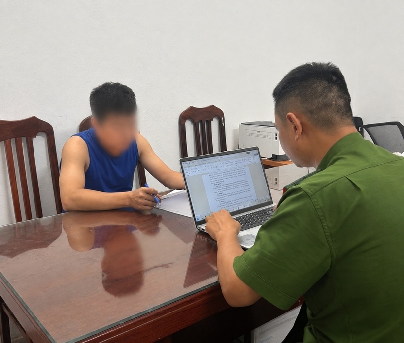 Công an phường Ba Đình làm việc với đối tượng H.X.C tại trụ sở
