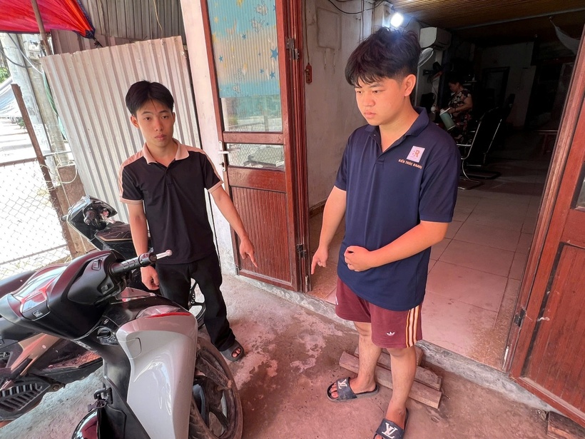 Đối tượng Bùi Tuấn Tú áo đen bên trái và Phan Ngọc Khánh áo xanh bên phải. Ảnh: Công an xã Dân Hòa