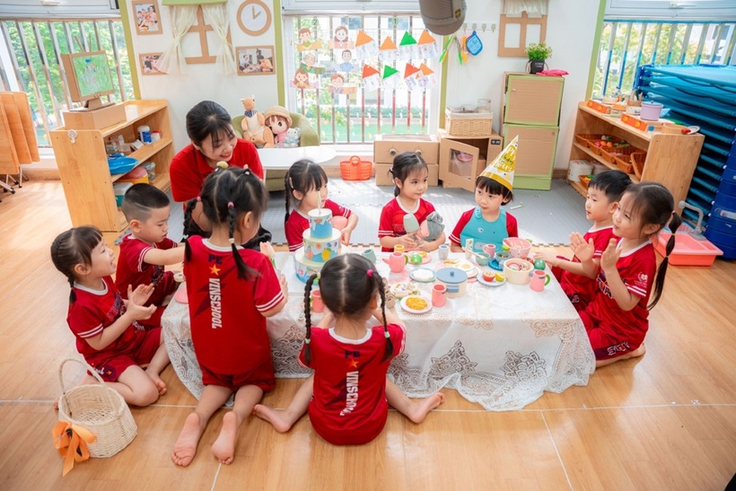 Guided Play - Chơi có chủ đích tại trường nằm ở ba yếu tố: mục tiêu học tập phía sau hoạt động, môi trường được thiết kế để hỗ trợ khám phá và kĩ thuật đồng hành của giáo viên. Nguồn ảnh Vinschool