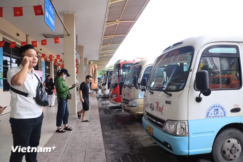 Xe khách hoạt động tại Bến xe Mỹ Đình. (Ảnh: Vietnam+).