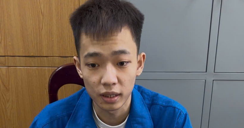 Đối tượng Đào Thế Hùng tại trụ sở Công an phường Việt Hưng. (Ảnh: Công an Hà Nội)