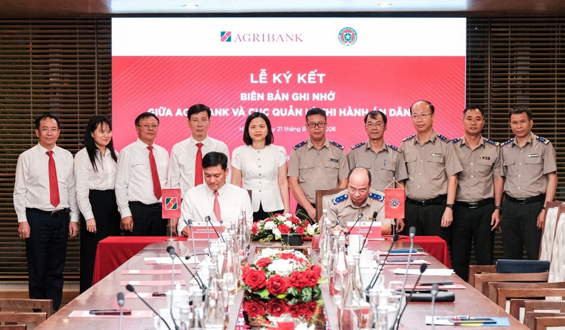 Ông Nguyễn Thắng Lợi - Cục trưởng Cục Quản lý Thi hành án dân sự và ông Phạm Toàn Vượng - Thành viên HĐTV, Tổng Giám đốc Agribank ký Biên bản ghi nhớ hợp tác. Nguồn ảnh Agribank