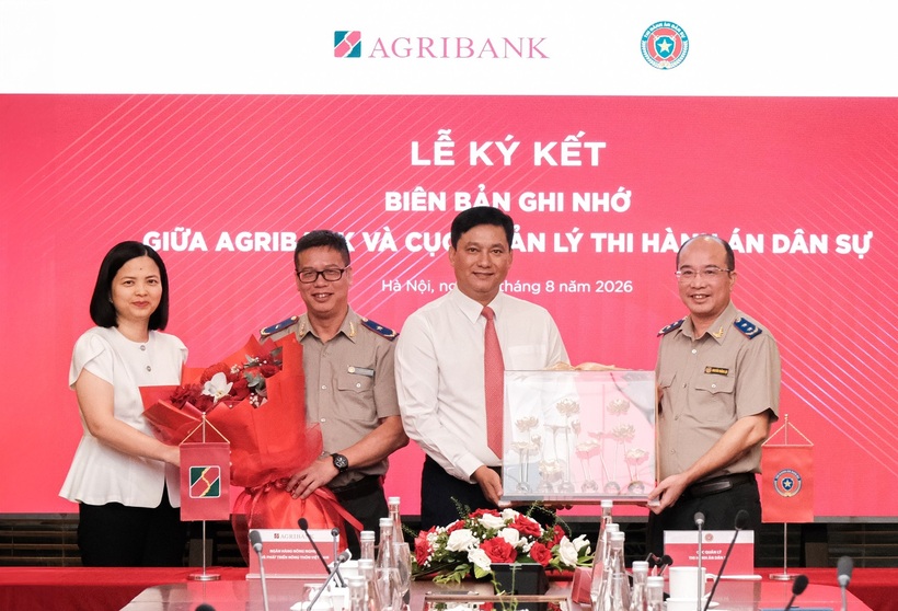 Lãnh đạo hai đơn vị trao quà lưu niệm. Nguồn ảnh Agribank
