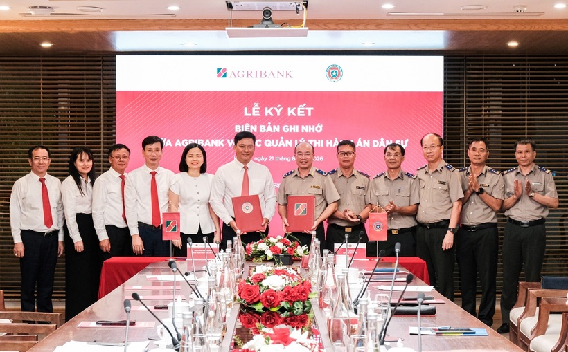 Lãnh đạo Agribank, Lãnh đạo Cục Quản lý Thi hành án dân sự cùng các đại biểu chụp ảnh lưu niệm tại Lễ ký kết Nguồn ảnh Agribank