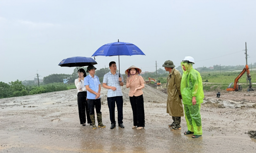 Phó Chủ tịch HĐND tỉnh Bắc Ninh Lâm Thị Hương Thành kiểm tra tiến độ xây dựng khẩn cấp Trạm bơm Cẩm Bào tại K20+300 đê tả Cầu. Ảnh: Nguyễn Hoa