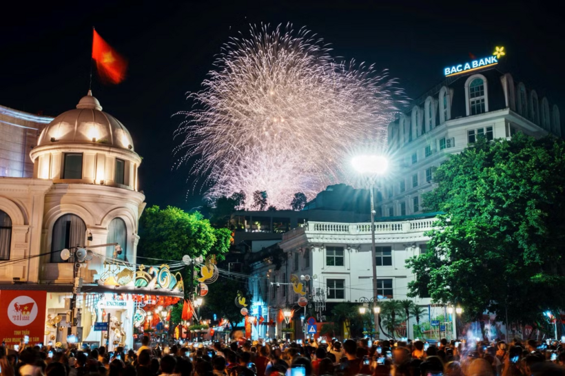 Bắn pháo hoa tại hồ Hoàn Kiếm, Hà Nội. Ảnh minh họa/Tiền Phong