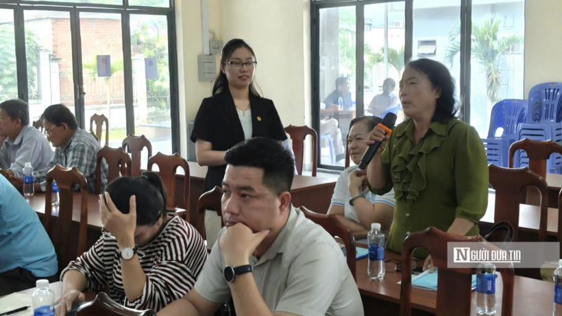 Báo cáo viên Phạm Thị Phương trao đổi, giải đáp những câu hỏi của người dân tại hội nghị.