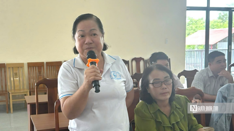 Bà Lê Thị Kim Hiền, ngụ ấp Phước Lưu, xã Đại Phước, trao đổi những vướng mắc trong quá trình tìm hiểu Luật Đất đai mới.